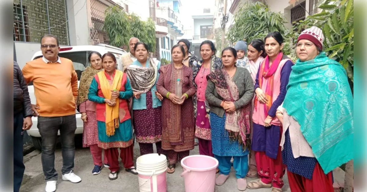 मुज़फ्फरनगर में 'जहर' उगल रहे नल ! संतोष विहार में गंदा पानी पीकर बीमार हो रहे बच्चे, बाल्टियां लेकर सड़क पर उतरी महिलाएं