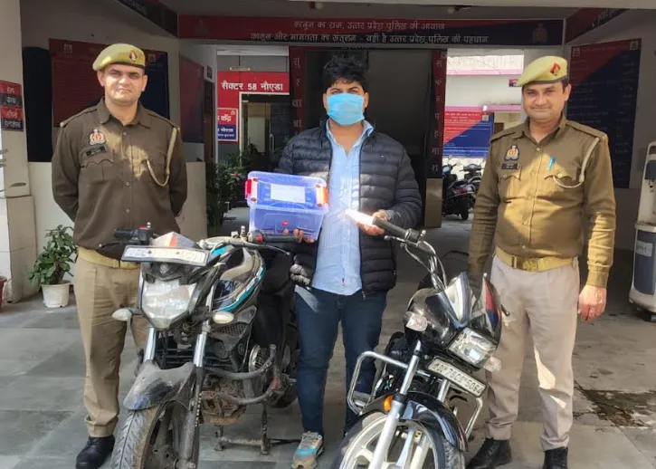 नोएडा में हाई-स्पीड बाइक स्नैचर गिरफ्तार, 11 कीमती मोबाइल व अवैध चाकू बरामद