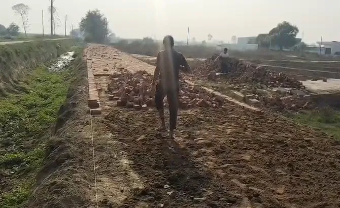 शामली में कॉलोनाइजर्स की दबंगई: सिंचाई विभाग के रास्ते पर बिना अनुमति बिछा दिया खड़ंजा