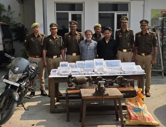 मेरठ: अवैध हथियार फैक्ट्री का भंडाफोड़, 'मेंढक' समेत दो गिरफ्तार, भारी मात्रा में पिस्टल और उपकरण बरामद