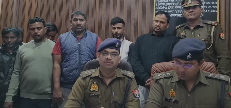 गाजियाबाद में स्कूटी चोरी गिरोह का भंडाफोड़: 8 आरोपी गिरफ्तार, 7 स्कूटी और नंबर प्लेट बरामद