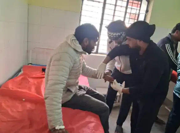 मुजफ्फरनगर सड़क हादसा: मां की मौत, बेटा घायल, तेज रफ्तार कार ने बाइक को टक्कर मारी