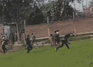 बलिया में अतिक्रमण हटाने गई टीम पर पथराव, डेढ़ घंटे तक चला बवाल, पुलिस को छोड़ने पड़े आंसू गैस के गोले