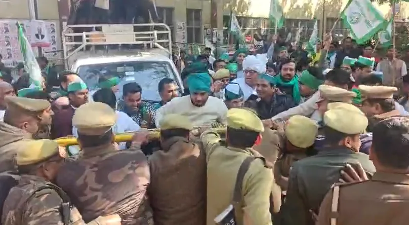 गाजियाबाद कलेक्ट्रेट में किसानों और पुलिस में झड़प, अवैध अतिक्रमण और आवारा पशुओं को लेकर तनाव