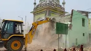 संभल में चला बुलडोजर दरगाह/मस्जिद की दीवार तोड़ने की कार्रवाई से मचा हड़कंप