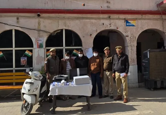 नोएडा में रेलवे नौकरी का झांसा देकर ठगी करने वाले गिरोह के तीन शातिर गिरफ्तार