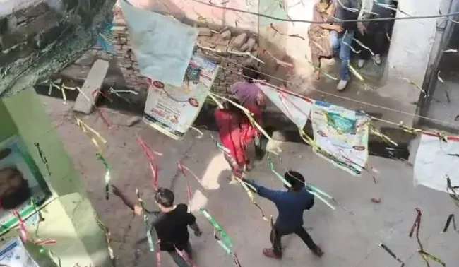 मुजफ्फरनगर: राशन की दुकान पर हिंसक झड़प, महिलाएं भी पथराव में शामिल