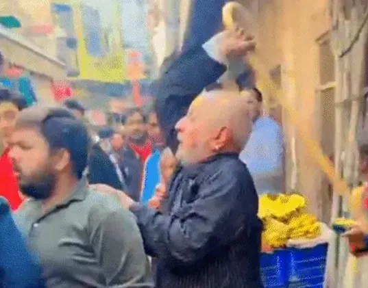 वृंदावन के बांके-बिहारी मंदिर में खूनी संघर्ष: पुजारी ने डंडे से पीटकर श्रद्धालु का सिर फोड़ा