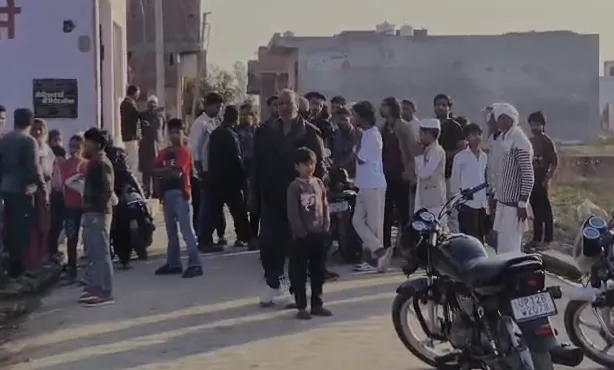 मुजफ्फरनगर: युवक पर सरेराह फायरिंग, सीसीटीवी में कैद हुई बदमाशों की दुस्साहस भरी करतूत