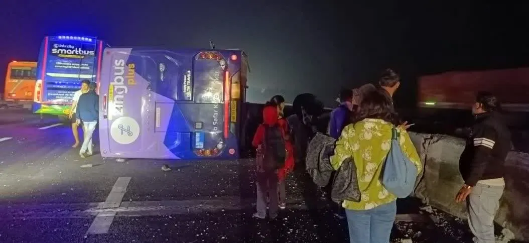 आगरा-लखनऊ एक्सप्रेस-वे पर बेकाबू हाेकर डबल डेकर बस पलटी, 12 यात्री घायल