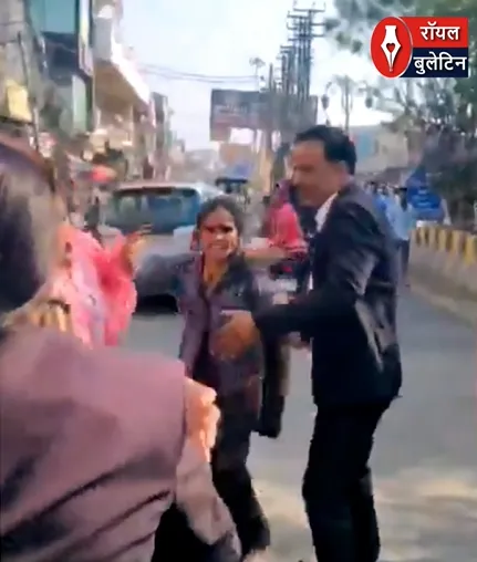 हापुड़ में बीच सड़क ‘मारपीट ड्रामा’! महिला वकील और दो महिलाओं में जमकर झड़प, वीडियो वायरल