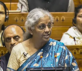 बजट भाषण या नींद की गोली? वित्त मंत्री के पीछे जम्हाई ने खींचा सबका ध्यान