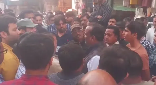 शामली के बाजारों में भारी हंगामा: अतिक्रमण हटाने पहुंची टीम के सामने धरने पर बैठे व्यापारी, चेयरमैन-EO के खिलाफ नारेबाजी