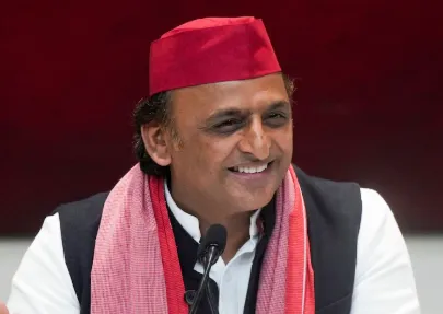 भइया एक फोटो हो जाए! – शादी में महिला की बात पर मुस्कुराए अखिलेश यादव