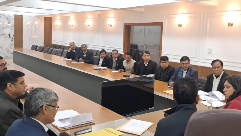 नोएडा: डीएम मेधा रूपम की अध्यक्षता में शासकीय अधिवक्ताओं की मासिक समीक्षा बैठक