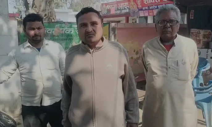 शामली: 7 लाख का सरिया-सीमेंट लेकर डकार गया आरोपी, ग्रामीणों ने पकड़कर पुलिस को सौंपा