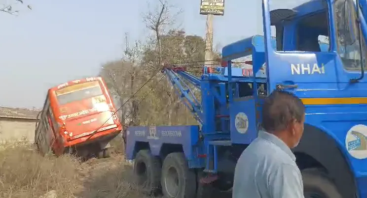 मुजफ्फरनगर में बड़ा हादसा टला: 50 यात्रियों से भरी शामली डिपो की रोडवेज बस खाई में गिरी, सभी सुरक्षित