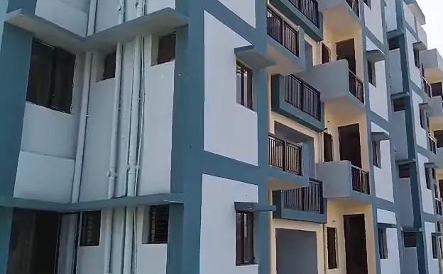 मंत्री के दावों की खुली पोल: अधूरे PM फ्लैट्स की थमा दी चाबियां, न बिजली, न पानी, कैसे मनेगी होली-ईद?