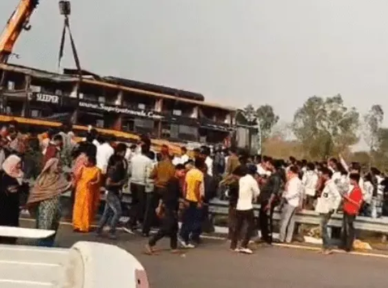 पूर्वांचल एक्सप्रेस-वे पर भीषण हादसा: अनियंत्रित होकर पलटी डबल डेकर बस, 6 यात्रियों की मौत, 21 घायल