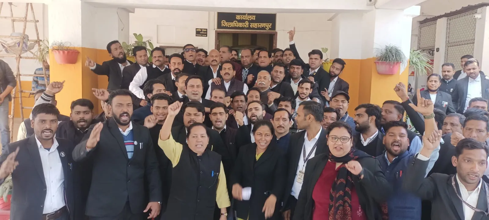 रामपुर में अधिवक्ता की हत्या पर सहारनपुर में वकीलों ने किया विरोध प्रदर्शन