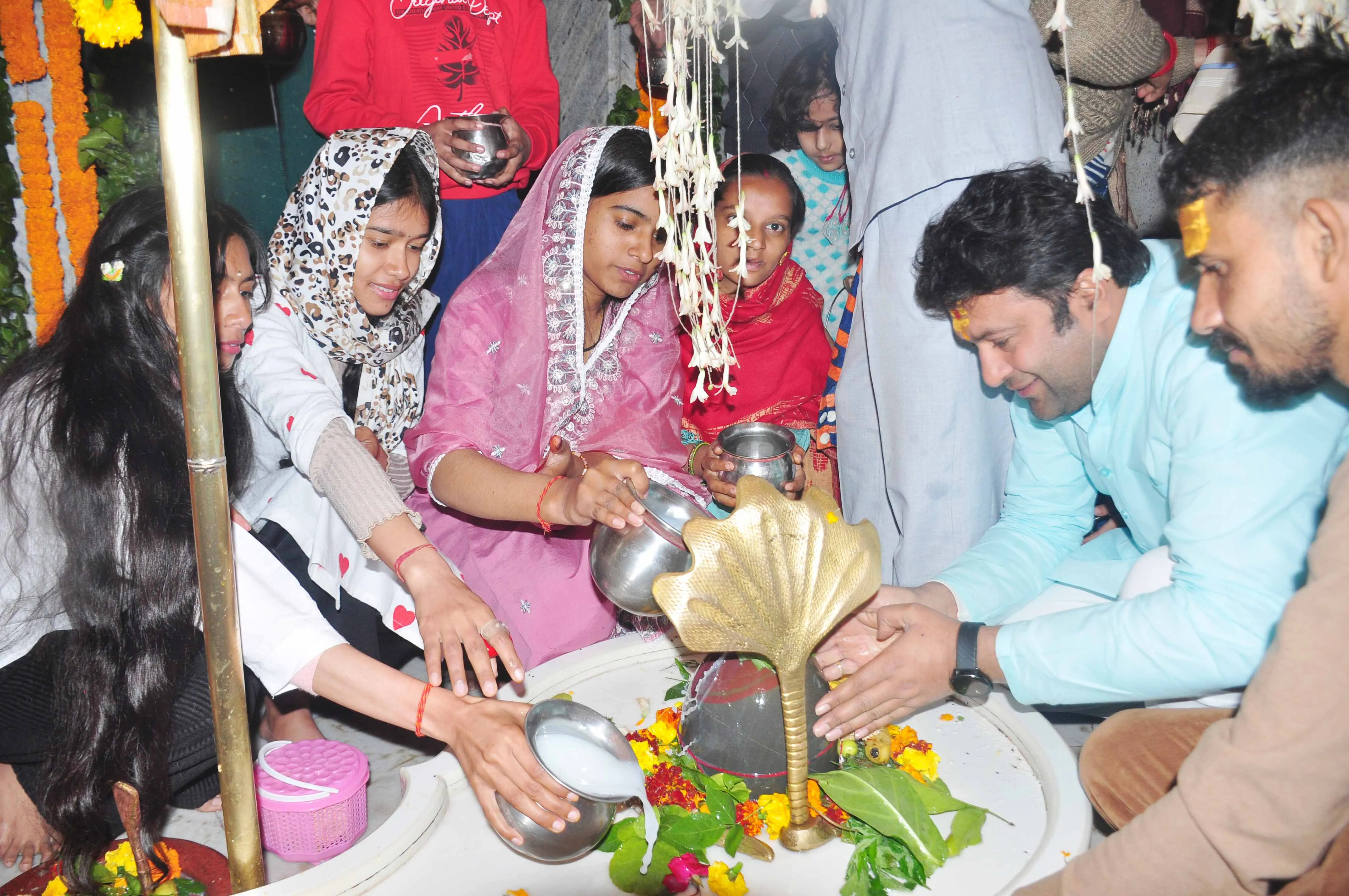 शामली: महाशिवरात्रि पर शिवभक्तों ने शहर के मंदिरों में जलाभिषेक कर परिवार की सुख-शांति की कामना की