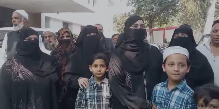 मेरठ के कपड़ा व्यापारी को सूरत में बंधक बनाने का आरोप, जान की गुहार लगा रही पत्नी एसएसपी की चौखट पर पहुंची