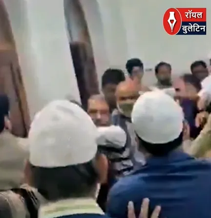 मेरठ में तरावीह के बाद लड्डू बांटने को लेकर मस्जिद में भिड़े नमाजी, जमकर चले बेल्ट और लात-घूंसे, वीडियो वायरल 