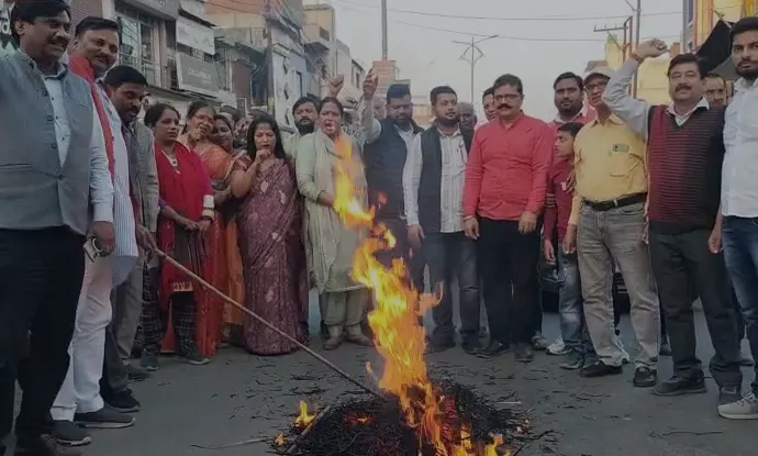 कांग्रेसियों के 'शर्ट उतारू' प्रदर्शन पर भड़की भाजपा, शामली में फूंका राहुल गांधी का पुतला