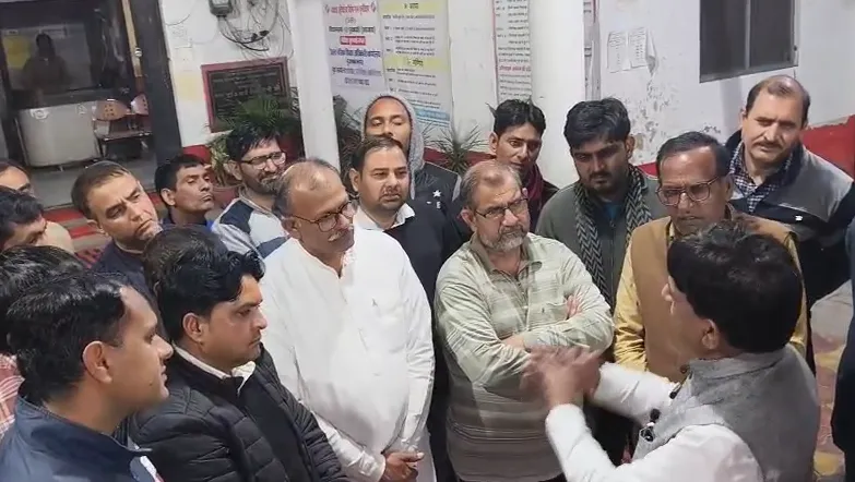 मुजफ्फरनगर: आधी रात शिक्षकों के धरने पर पहुंचे मंत्री कपिल देव, बीएसए की कार्यप्रणाली पर भड़के