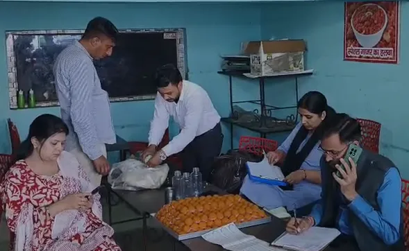 मुजफ्फरनगर: चरथावल में खाद्य विभाग का छापा, मिठाई की दुकानों से भरे नमूने, दुकानदारों में मची भगदड़