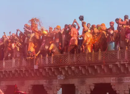 देश-विदेश से पहुंचे श्रद्धालु, ब्रज की अनोखी होली देखने उमड़ी भारी भीड़