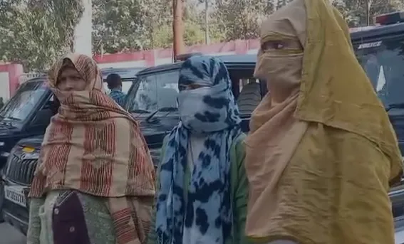 मेरठ के कंकरखेड़ा में दबंगई: गाली-गलौज का विरोध करने पर मां-बेटी की सरेराह पिटाई, वीडियो वायरल होने पर जागा प्रशासन