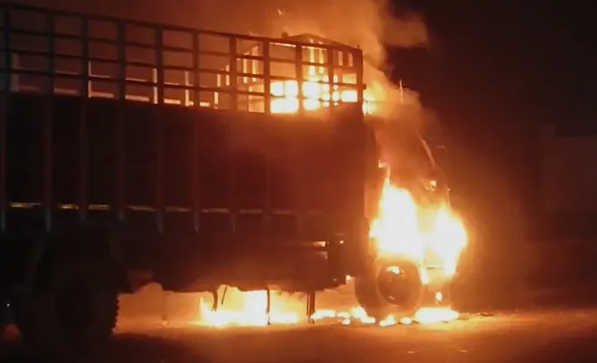 मुजफ्फरनगर में सड़क पर दौड़ता कैंटर बना आग का गोला, चालक ने कूदकर बचाई जान