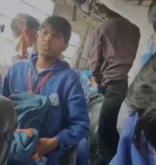 मेरठ: स्कूल बस में छात्र को पीटने वाले दबंगों पर पुलिस का शिकंजा, थाने में हाथ जोड़कर मांग रहे माफी