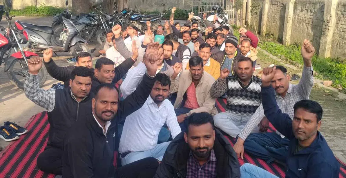 शामली: बिजली कर्मियों ने निजीकरण और इलेक्ट्रिसिटी बिल के विरोध में प्रदर्शन किया