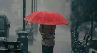 यूपी में मौसम का तांडव: 10 जिलों में बारिश-ओले, लखनऊ-कानपुर में दिन में छाया अंधेरा; हादसों में टकराईं 15 गाड़ियाँ