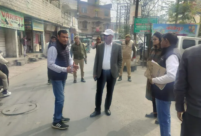 6 महीने में टूटी 15वें वित्त की सड़क, DM का गुस्सा फूटा, सीसी सड़क में दरार, तारकोल से लीपापोती… भुगतान रोका,ठेकेदार ब्लैकलिस्ट 