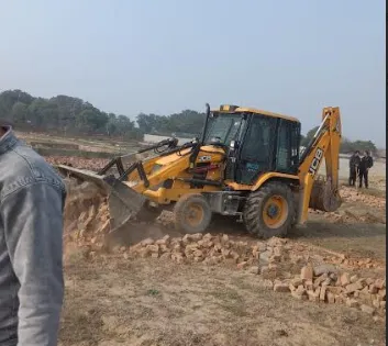 ग्रेटर नोएडा प्राधिकरण ने भनोता में अवैध निर्माण को बुल्डोजर से ध्वस्त किया, 20 करोड़ रुपये मूल्य का क्षेत्र मुक्त