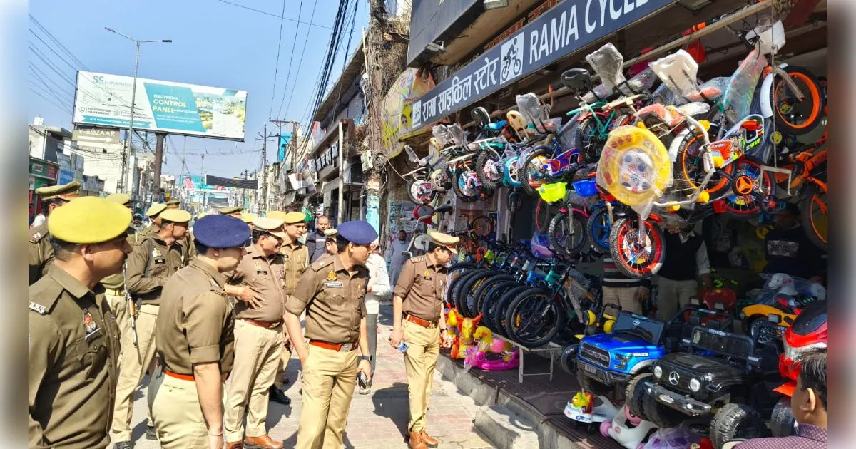 मुजफ्फरनगर: शिव चौक से अस्पताल तिराहे तक एसपी ने खुद हटवाया अवैध कब्जा; व्यापारियों को दी सख्त चेतावनी