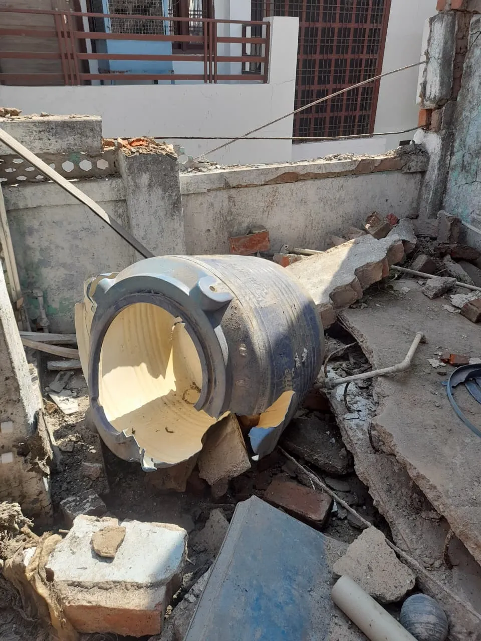 रिहायशी इलाके में गैस सिलेंडर धमाके के साथ फटा, छत व दीवारें ढही