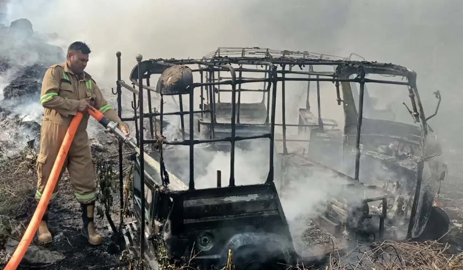 सहारनपुर: अहमदबाग में खाली प्लॉट में लगी आग, दो टेंपो जलकर हुए क्षतिग्रस्त