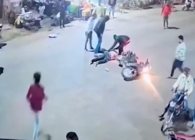 सड़क पार करना पड़ा भारी, मुजफ्फरनगर में स्कूटी-बाइक की टक्कर, तीन घायल