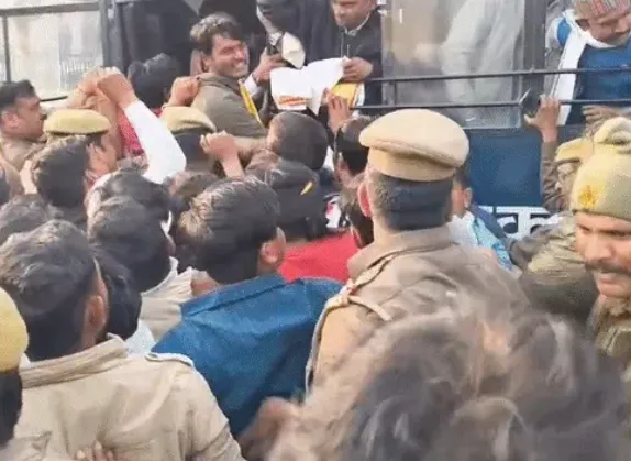 विधानसभा के सामने प्रदर्शन पर लखनऊ पुलिस का बड़ा एक्शन: सुहेलदेव आर्मी प्रमुख योगेश पासी समेत 100 पर मुकदमा दर्ज