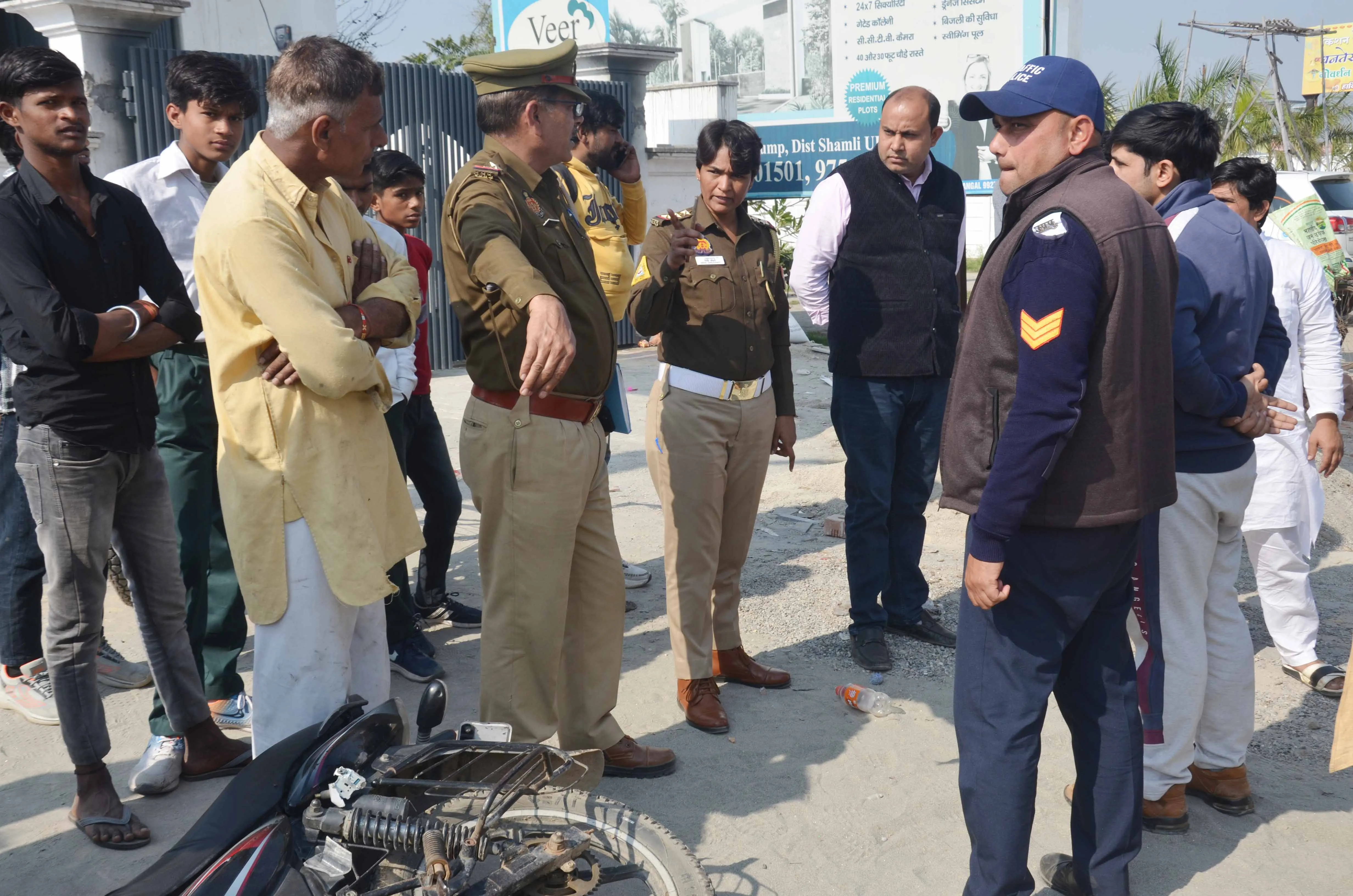 शामली में गोहरनी पेट्रोल पंप के पास कार ने बाइक सवार को टक्कर मारी, युवक गंभीर रूप से घायल