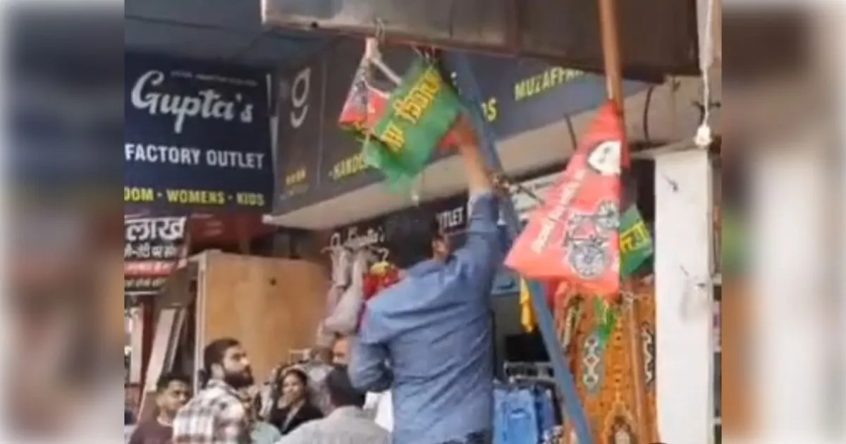 मेरठ के सेंट्रल मार्केट में 'झंडा युद्ध', व्यापारियों ने लगाई सपा की झंडियां तो भड़के भाजपाई, जमकर हुआ हंगामा