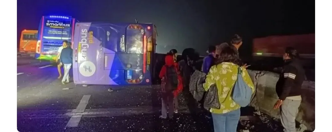 फिरोजाबाद: आगरा-लखनऊ एक्सप्रेसवे पर डबल डेकर बस पलटी, 12 यात्री घायल
