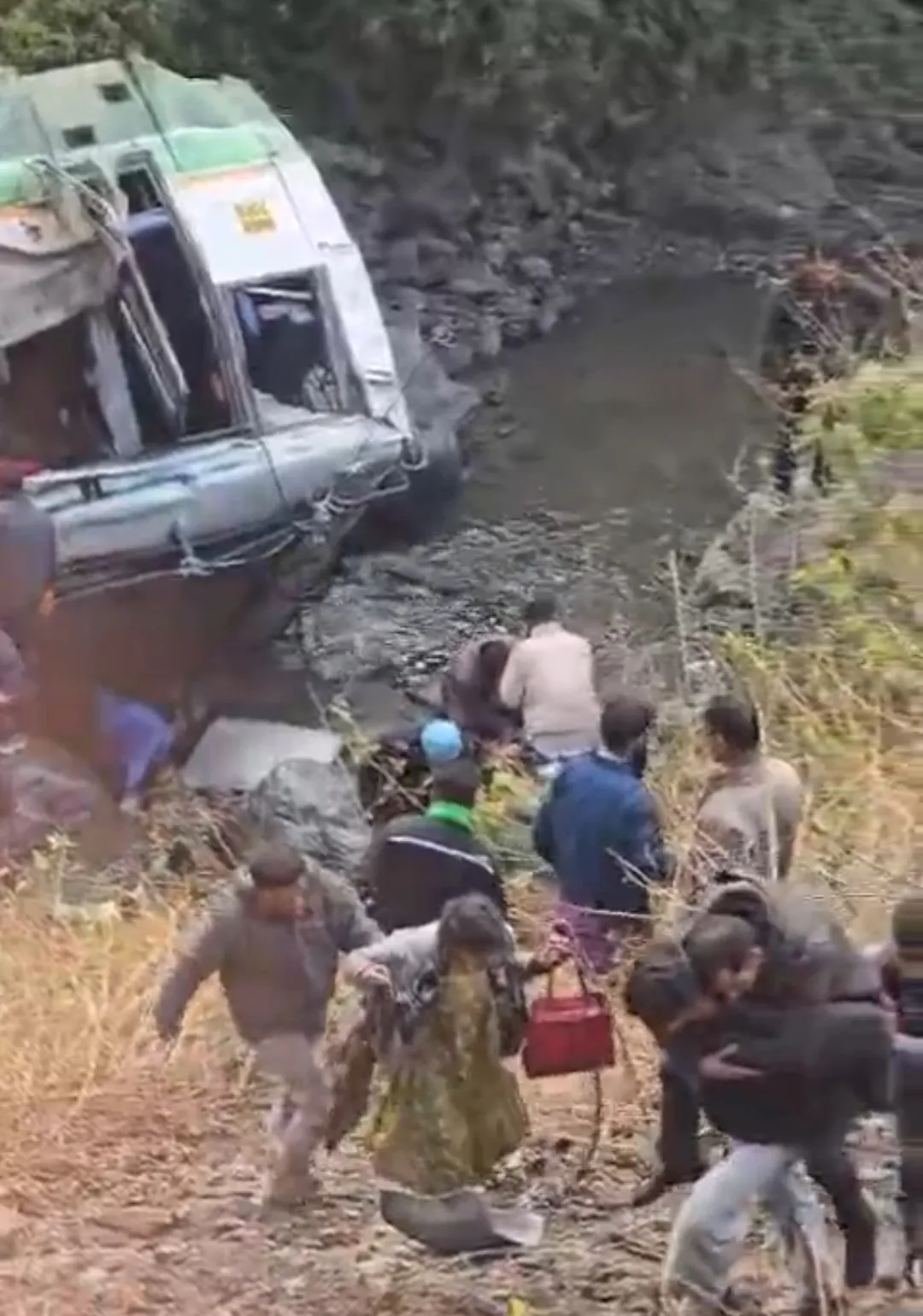 देहरादून के कालसी क्षेत्र में हिमाचल प्रदेश की बस खाई में गिरी, लगभग 30 यात्री सवार, राहत एवं बचाव कार्य जारी