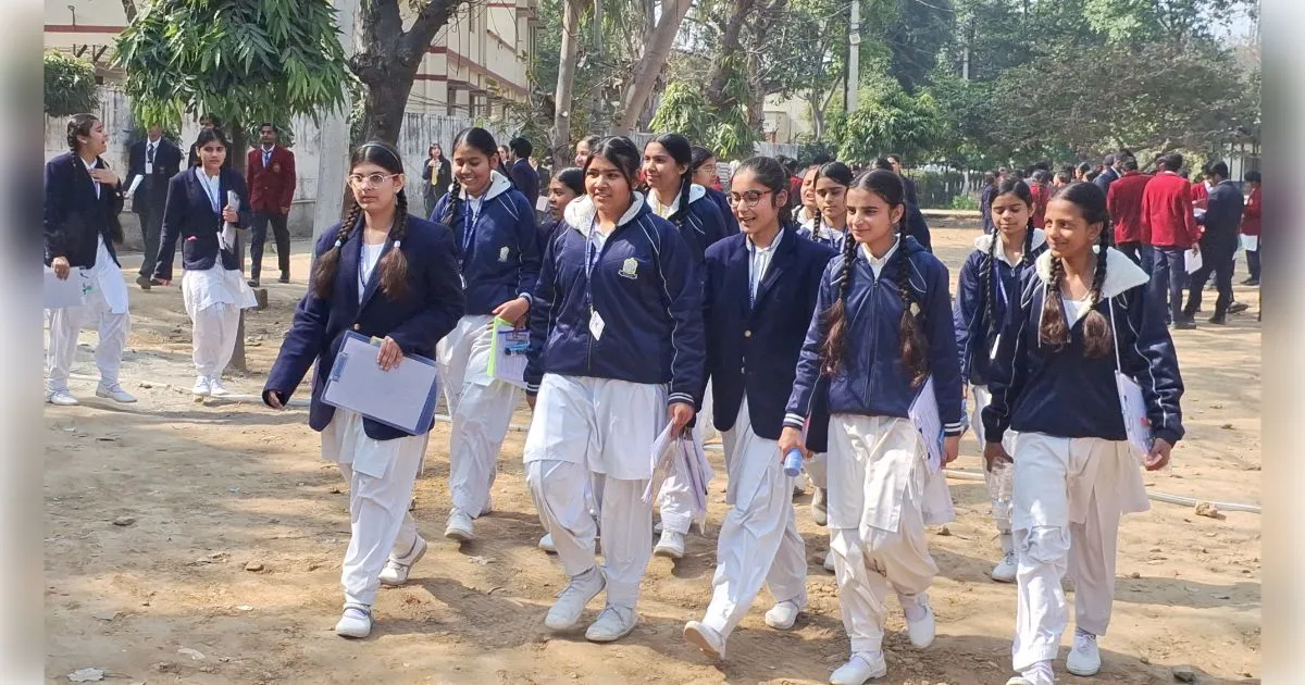 मुजफ्फरनगर: सीबीएसई की परीक्षाएं शुरू, गणित के सवालों में उलझे हाईस्कूल के छात्र; आज से शुरू होगा यूपी बोर्ड का 'महाकुंभ'