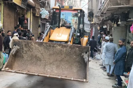 वाराणसी का दालमंडी बना रणक्षेत्र! सड़क चौड़ीकरण के खिलाफ बवाल, पेट्रोल छिड़कने की कोशिश