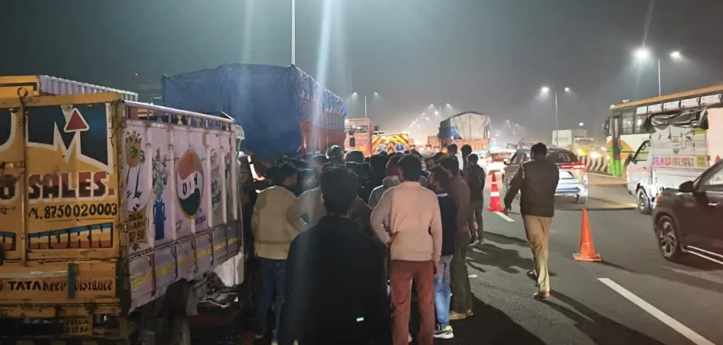 दिल्ली–मेरठ हाईवे पर दर्दनाक हादसा: रेस्क्यू में जुटे 6 लोगों को ट्रक ने कुचला, 2 की मौत